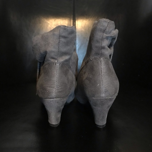 Janice “Carla - 18” Ultrasuede grey ankle boots - Picture 4 of 8